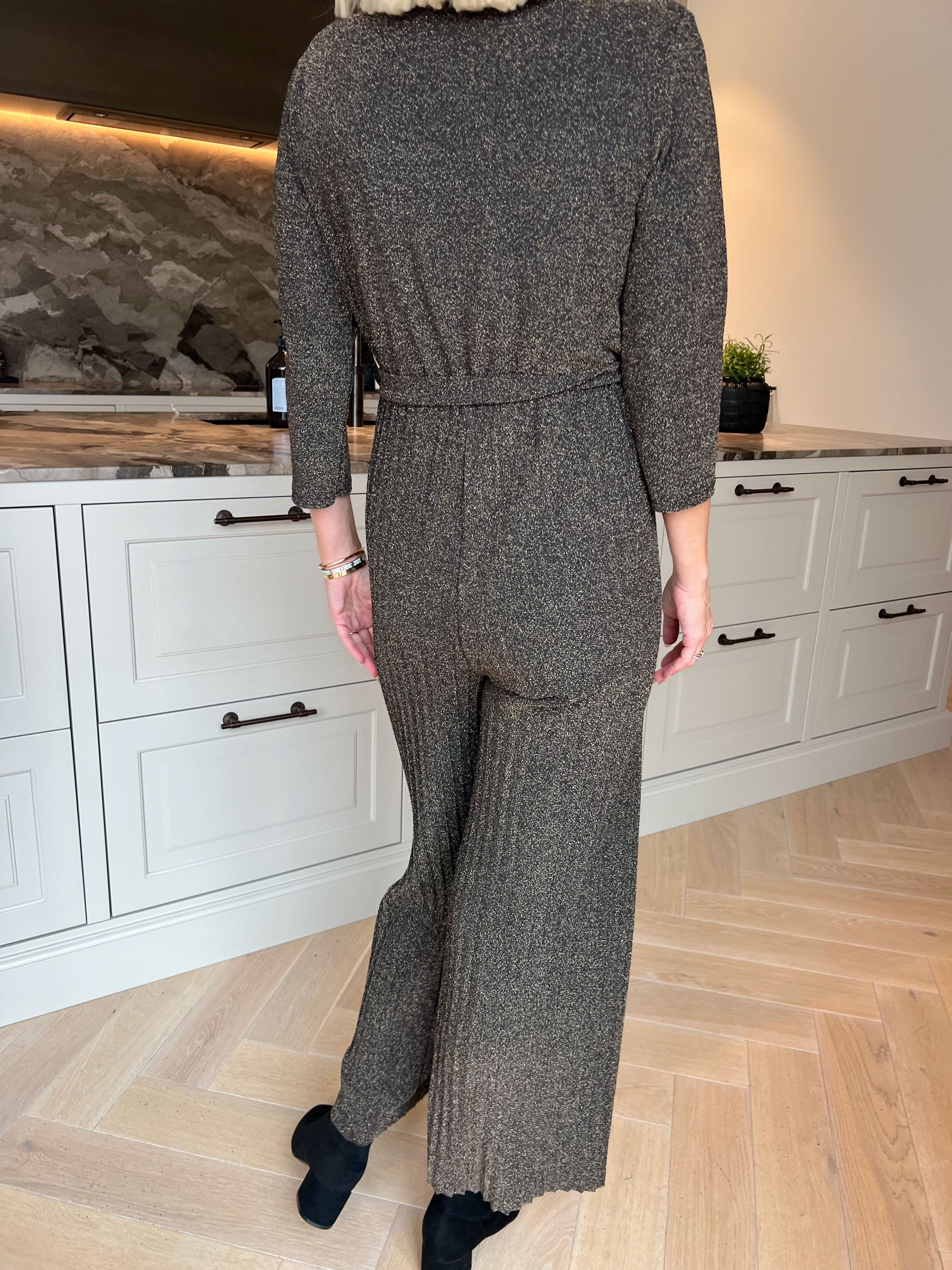 Nina - Plisserad jumpsuit med fina glittertrådar och knytband i midjan